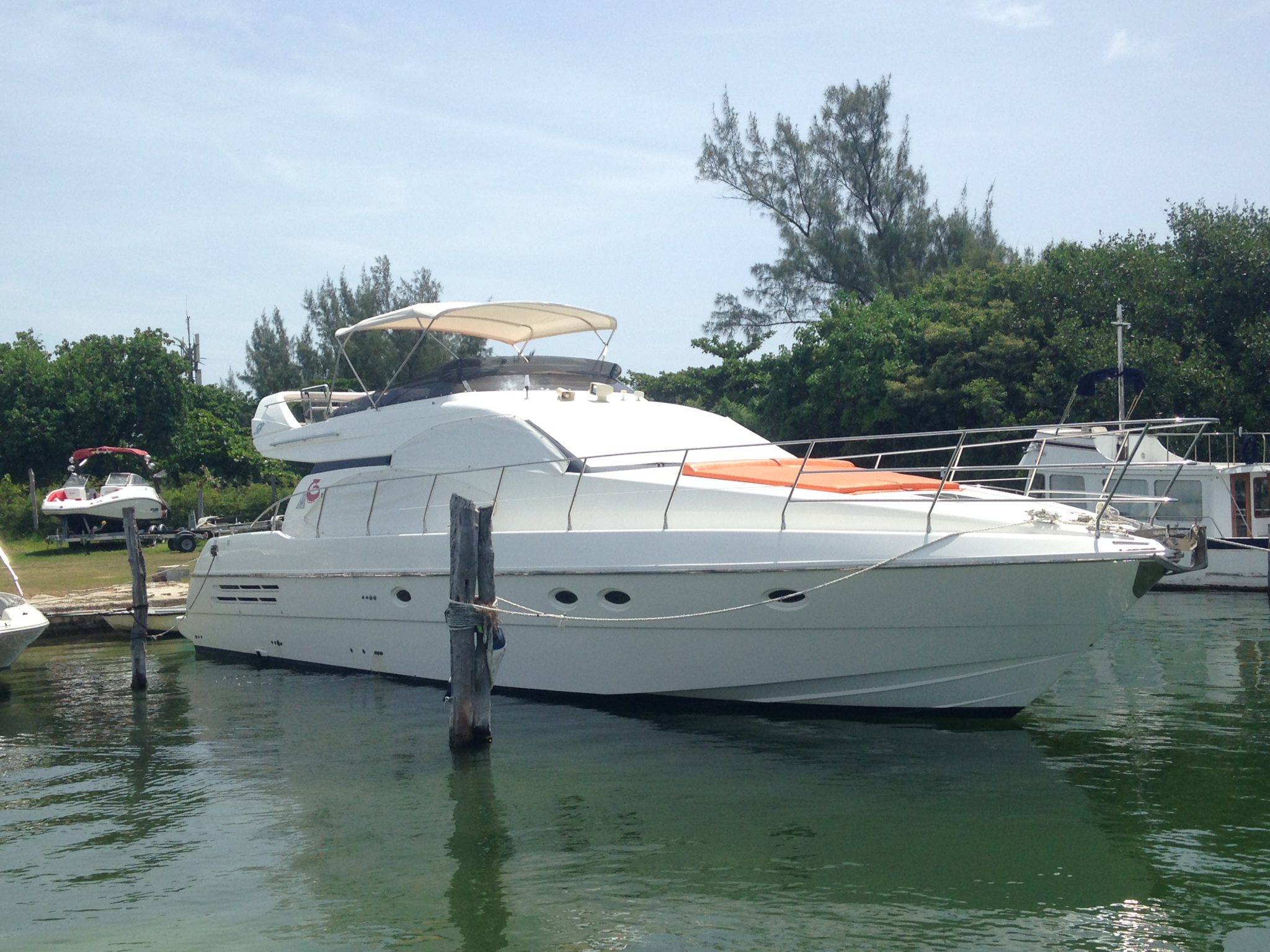 58′ Azimut with Flybridge Yacht Rental in Cancun
