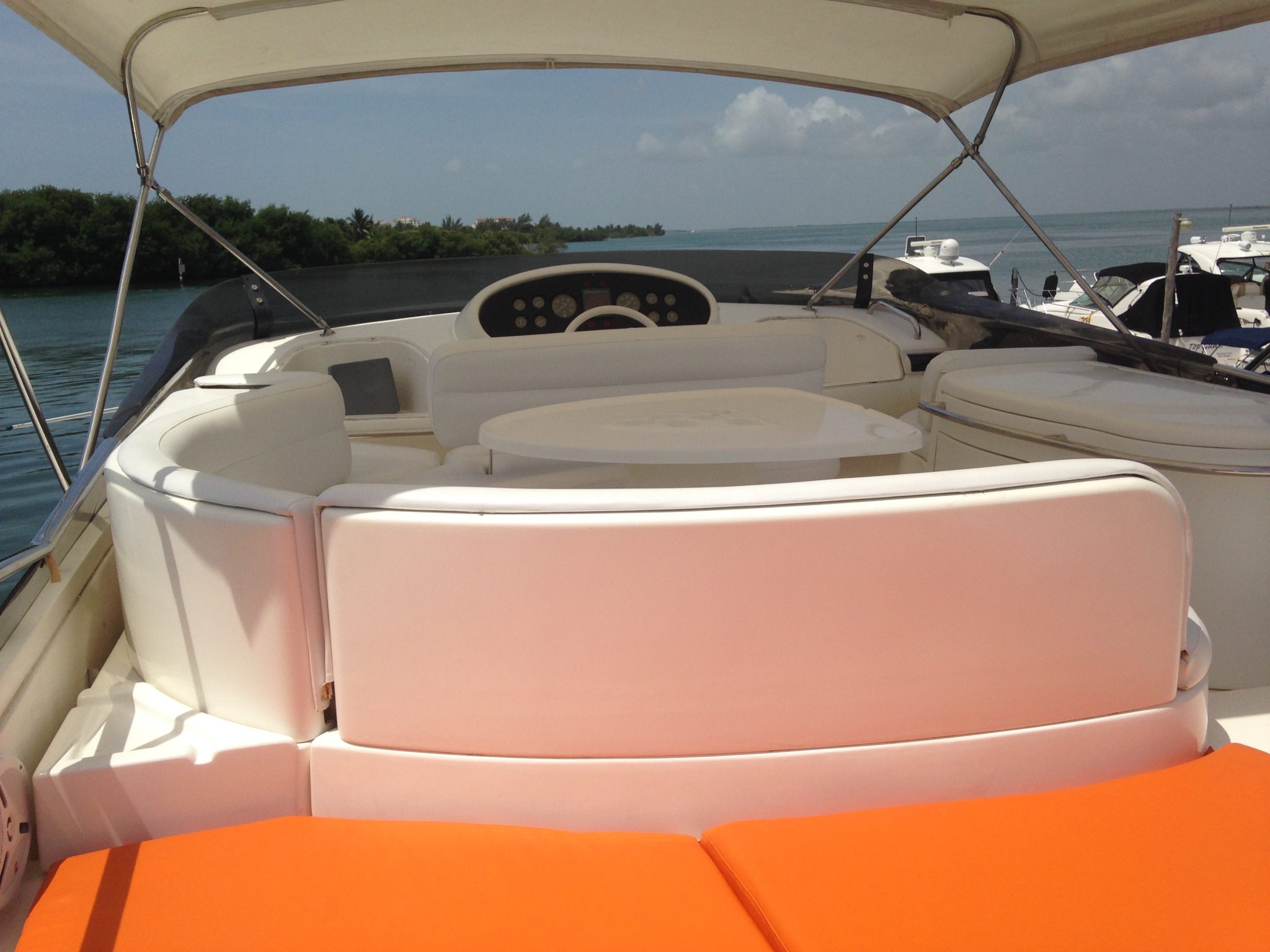 58′ Azimut with Flybridge Yacht Rental in Cancun