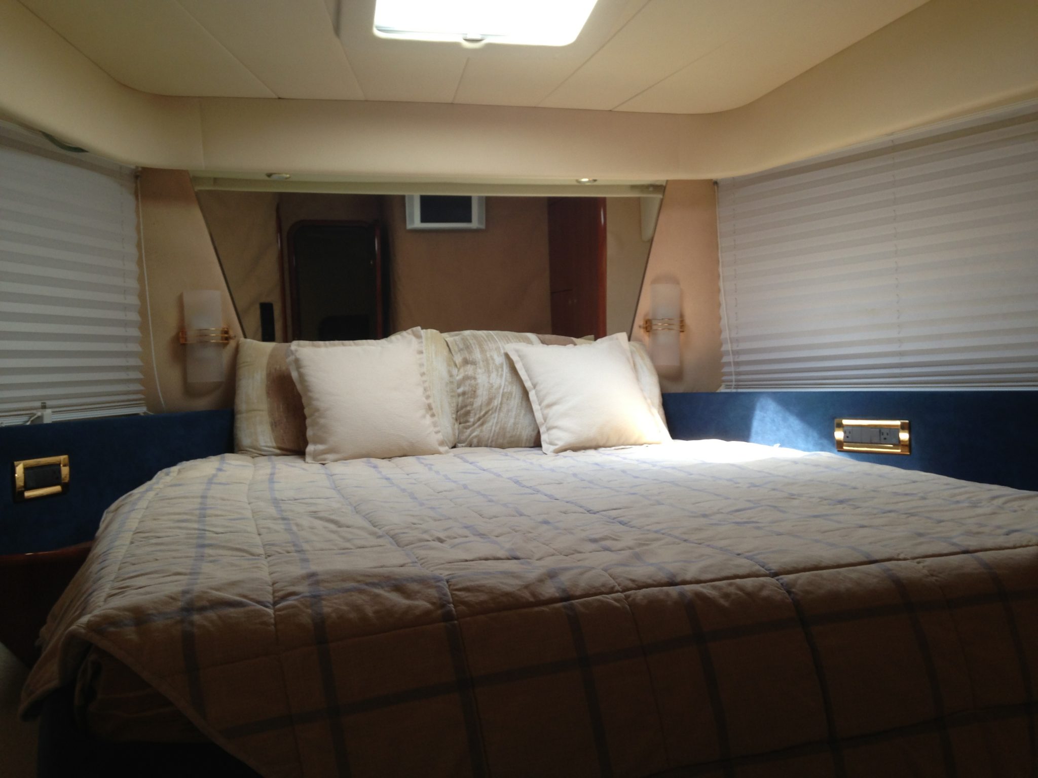 58′ Azimut with Flybridge Yacht Rental in Cancun