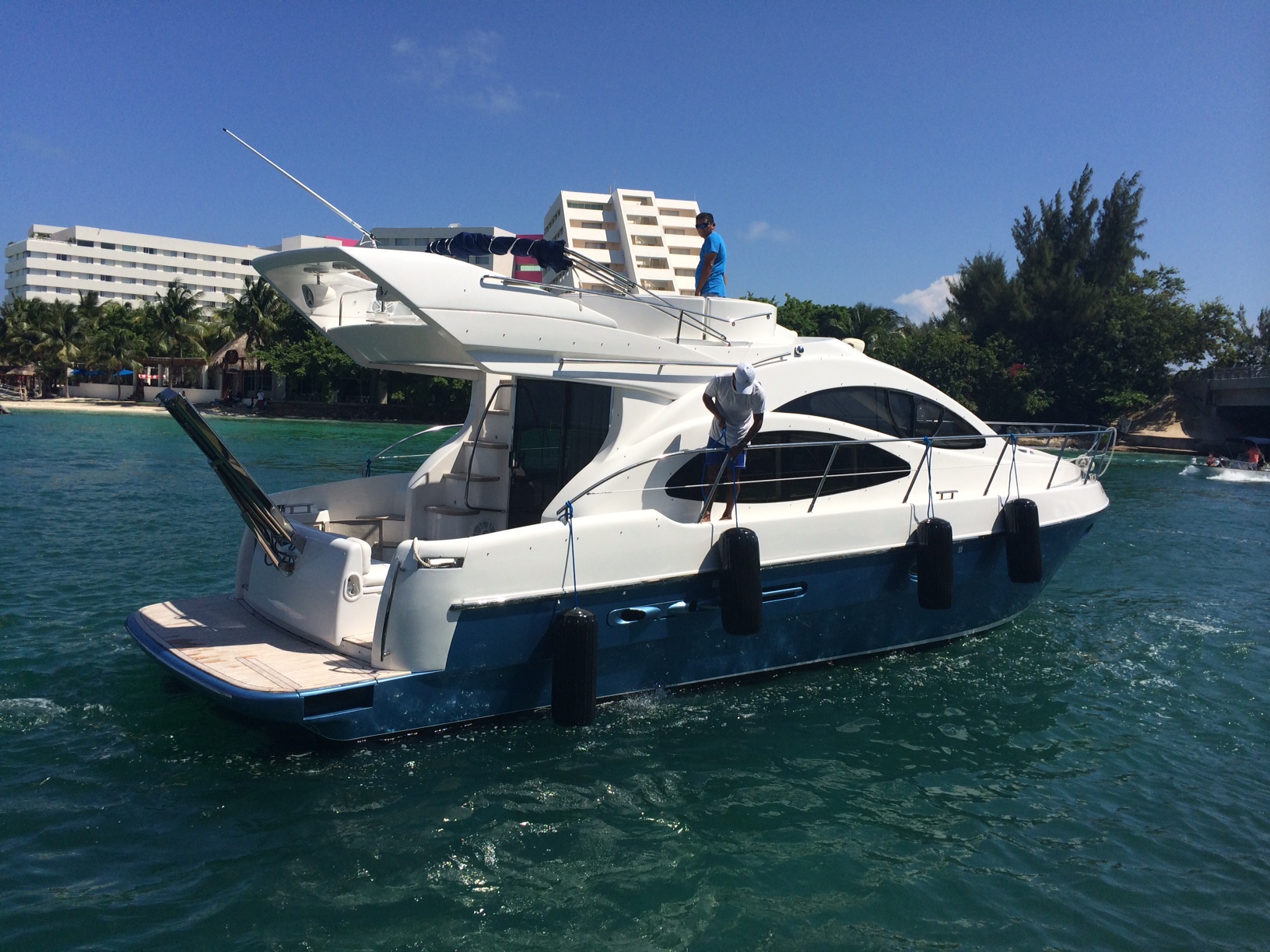 43 ft Azimut 2007 Yacht Charter Cancun