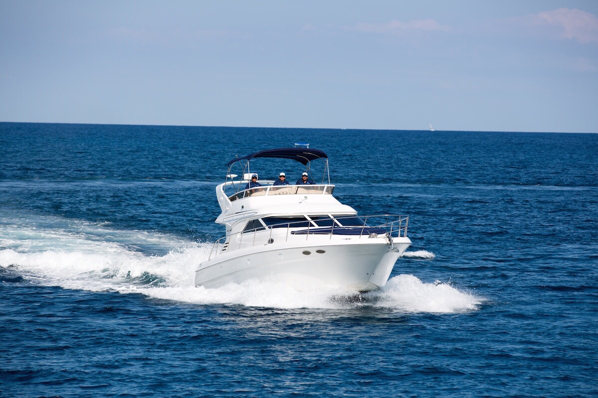 Sea Ray 40 frente